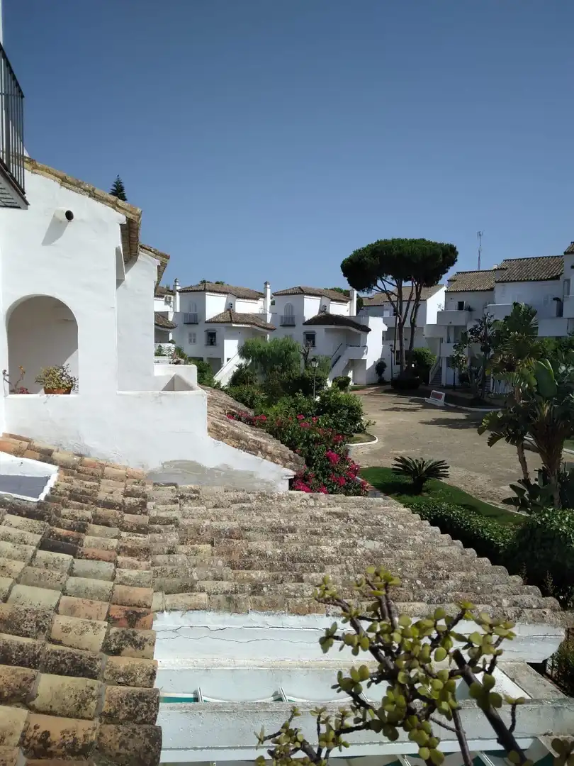 Vista exterior de Casa adosada en venta en Chiclana de la Frontera con Jardín privado y Piscina comunitaria