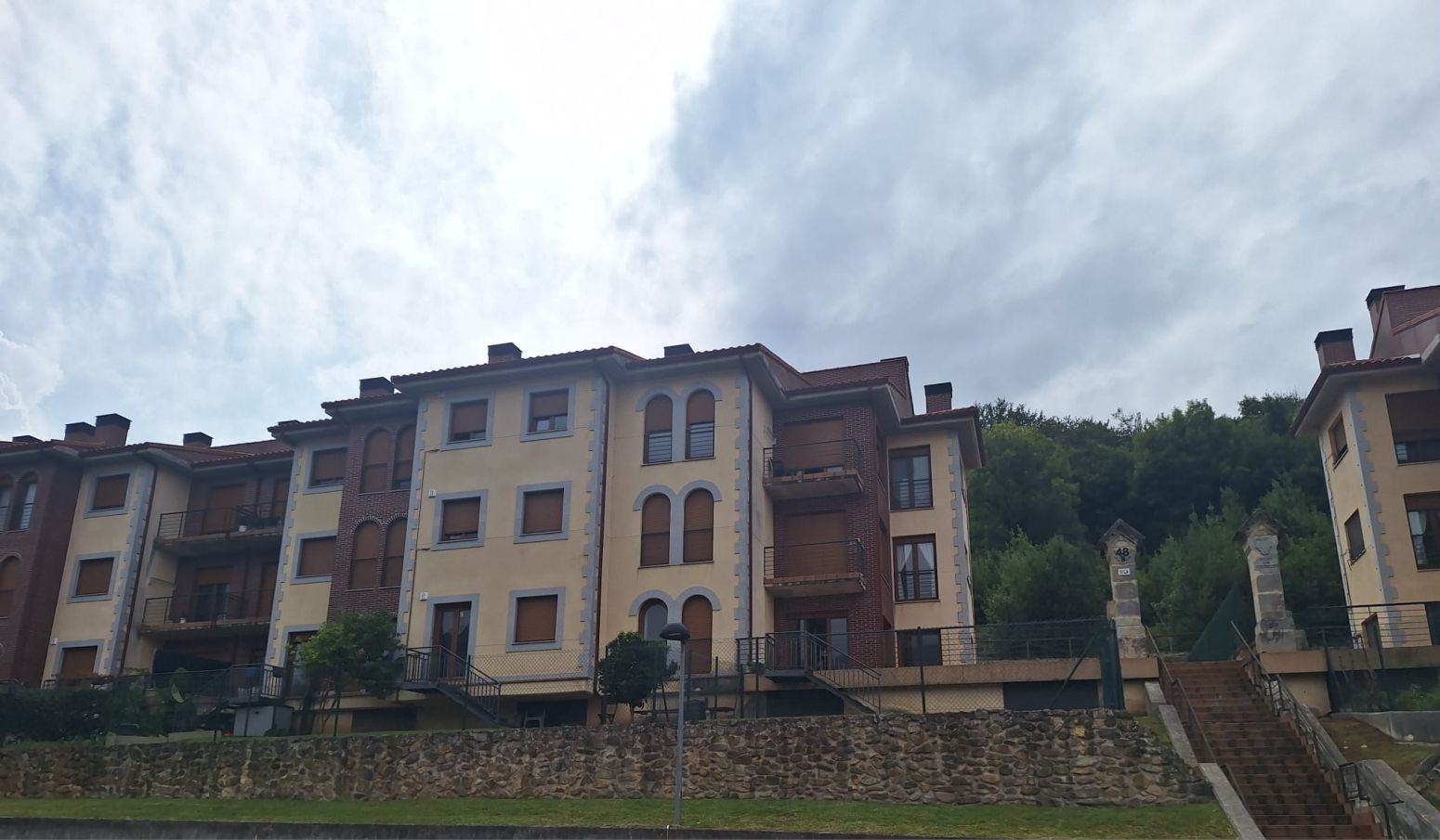 Vista exterior de Piso de alquiler en Corvera de Toranzo con Calefacción, Parquet y Terraza