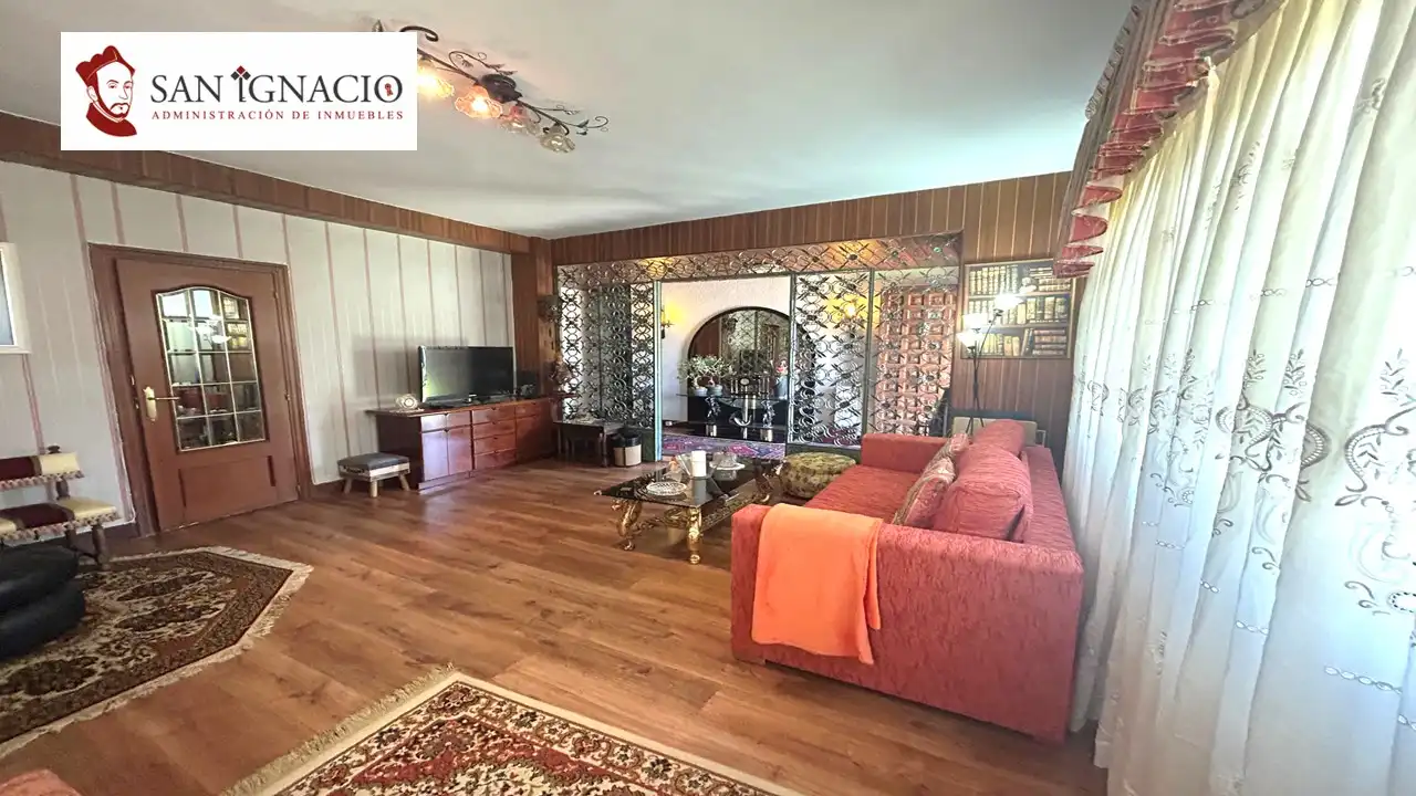 Sala de estar de Casa o chalet en venta en Villarcayo de Merindad de Castilla la Vieja con Calefacción, Jardín privado y Piscina