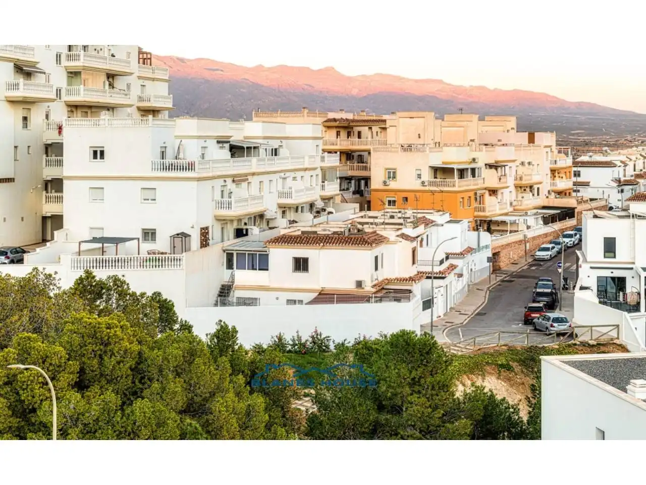 Vista exterior de Casa adosada en venda en Huércal de Almería amb Aire condicionat, Jardí privat i Moblat