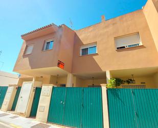 Vista exterior de Casa o xalet en venda en San Fernando amb Aire condicionat, Jardí privat i Terrassa