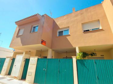 House with balcony for sale in Calle Nueva 21
