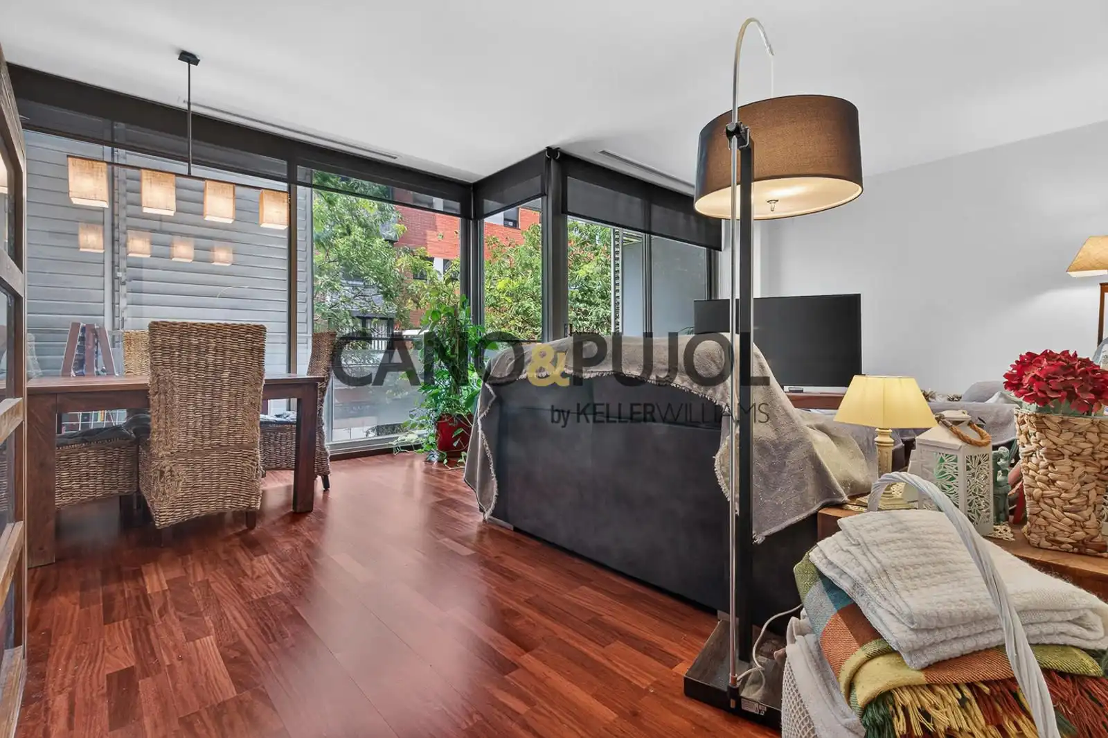 Sala d'estar de Pis en venda en Sant Cugat del Vallès amb Aire condicionat, Calefacció i Parquet