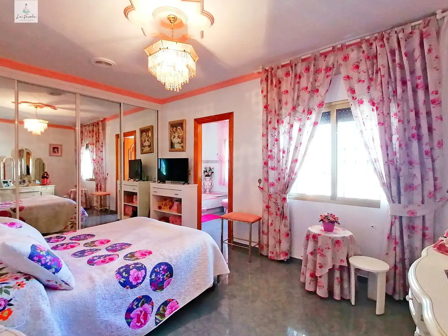 Dormitori de Casa o xalet en venda en Loja amb Jardí privat, Terrassa i Traster