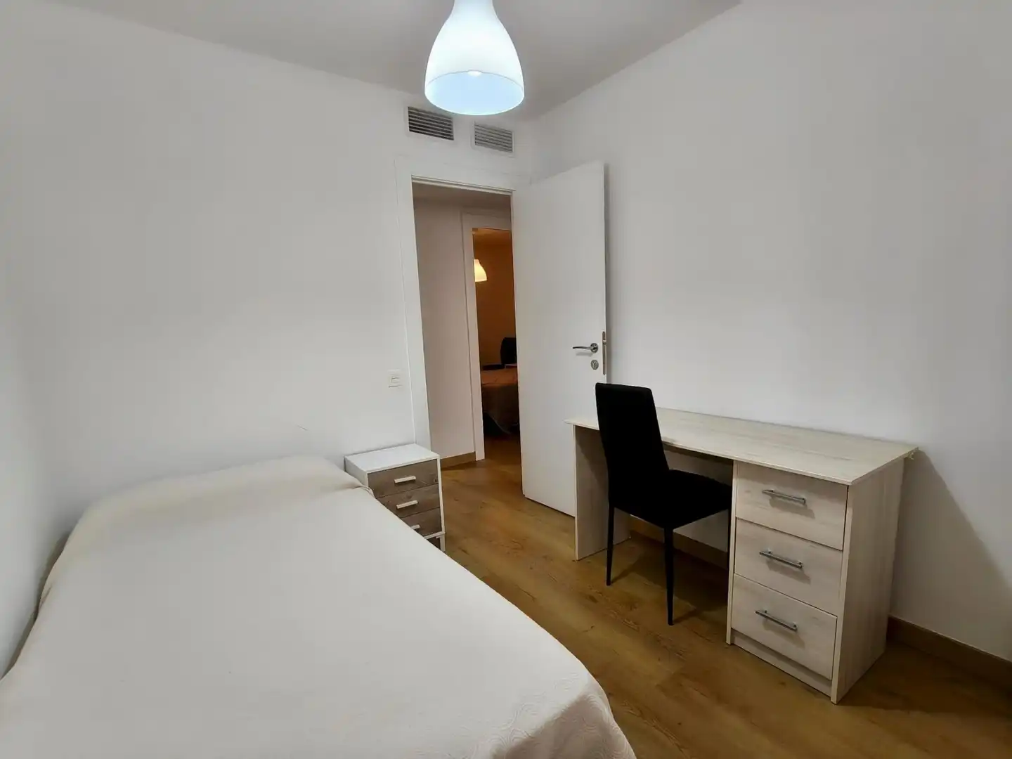Schlafzimmer von Wohnung zur Miete in Zaragoza mit Heizung, Parkett und Terrasse