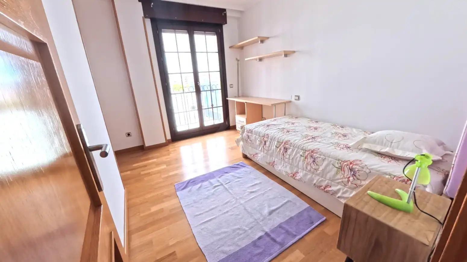 Habitación de Piso de alquiler en  Logroño con Aire acondicionado, Calefacción y Jardín privado