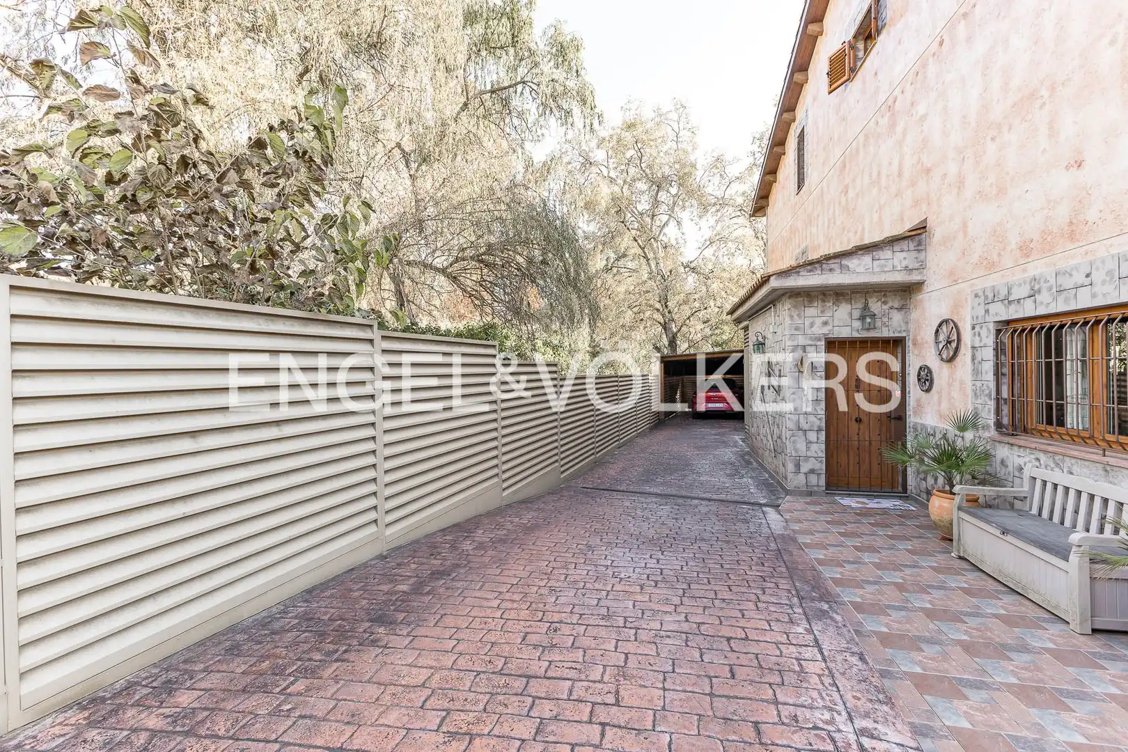 Vista exterior de Casa o xalet en venda en Rubí amb Calefacció, Jardí privat i Piscina