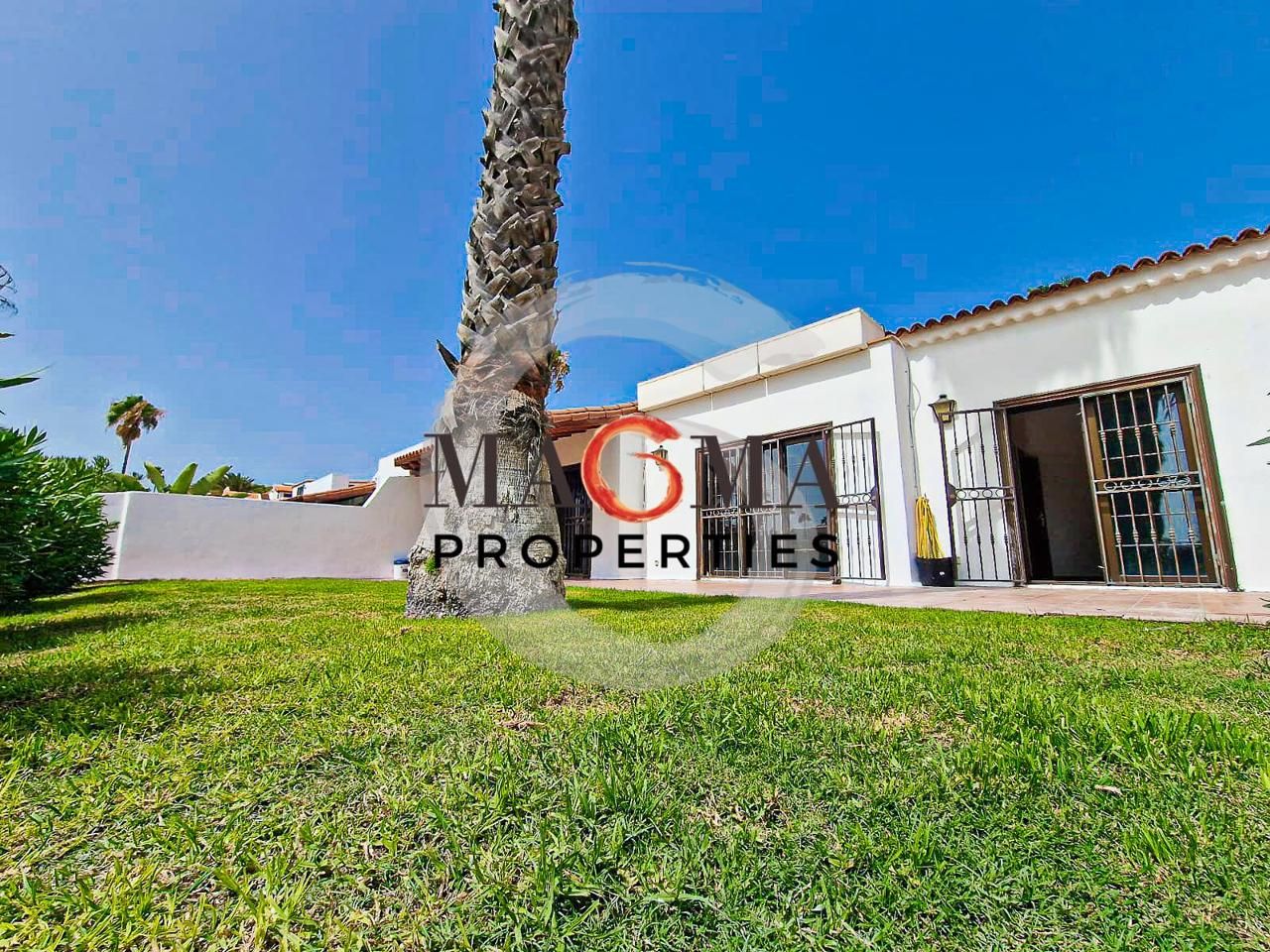 Vista exterior de Casa o xalet en venda en San Miguel de Abona amb Jardí privat, Terrassa i Piscina