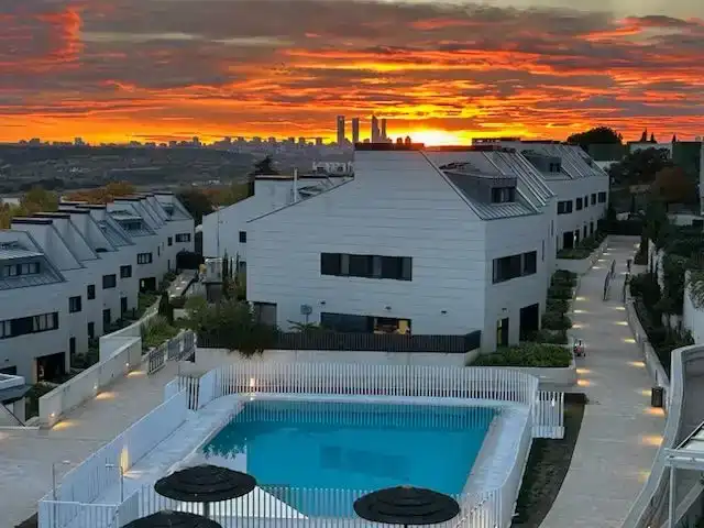 Vista exterior de Casa o xalet en venda en La Moraleja amb Aire condicionat, Piscina i Balcó