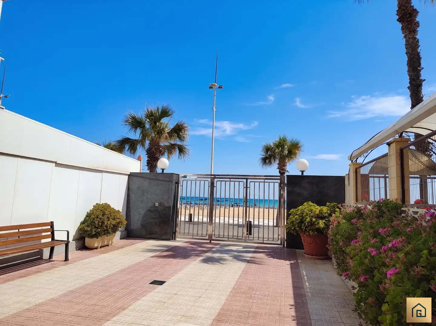 Parking de Piso en venta en Benidorm con Terraza, Amueblado y Alarma