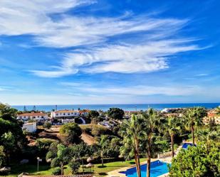 Vista exterior de Àtic en venda en Mijas amb Aire condicionat, Jardí privat i Terrassa