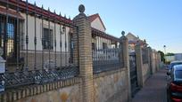 Vista exterior de Casa o xalet en venda en Palomares del Río amb Calefacció, Jardí privat i Terrassa