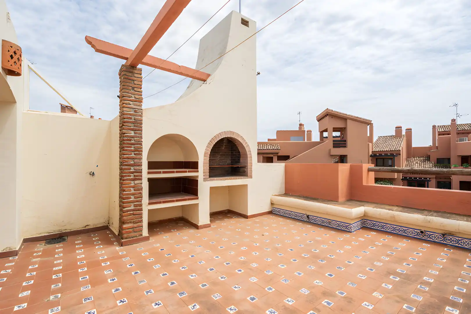 Terrasse von Einfamilien-Reihenhaus zum Verkauf in Estepona mit Klimaanlage, Privatgarten und Terrasse