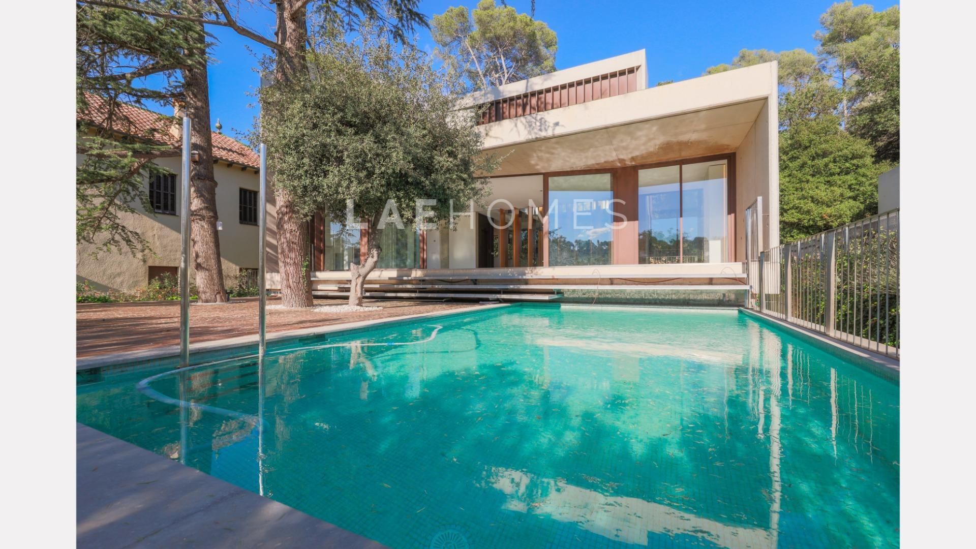 Vista exterior de Casa o xalet en venda en Sant Cugat del Vallès amb Aire condicionat, Calefacció i Jardí privat