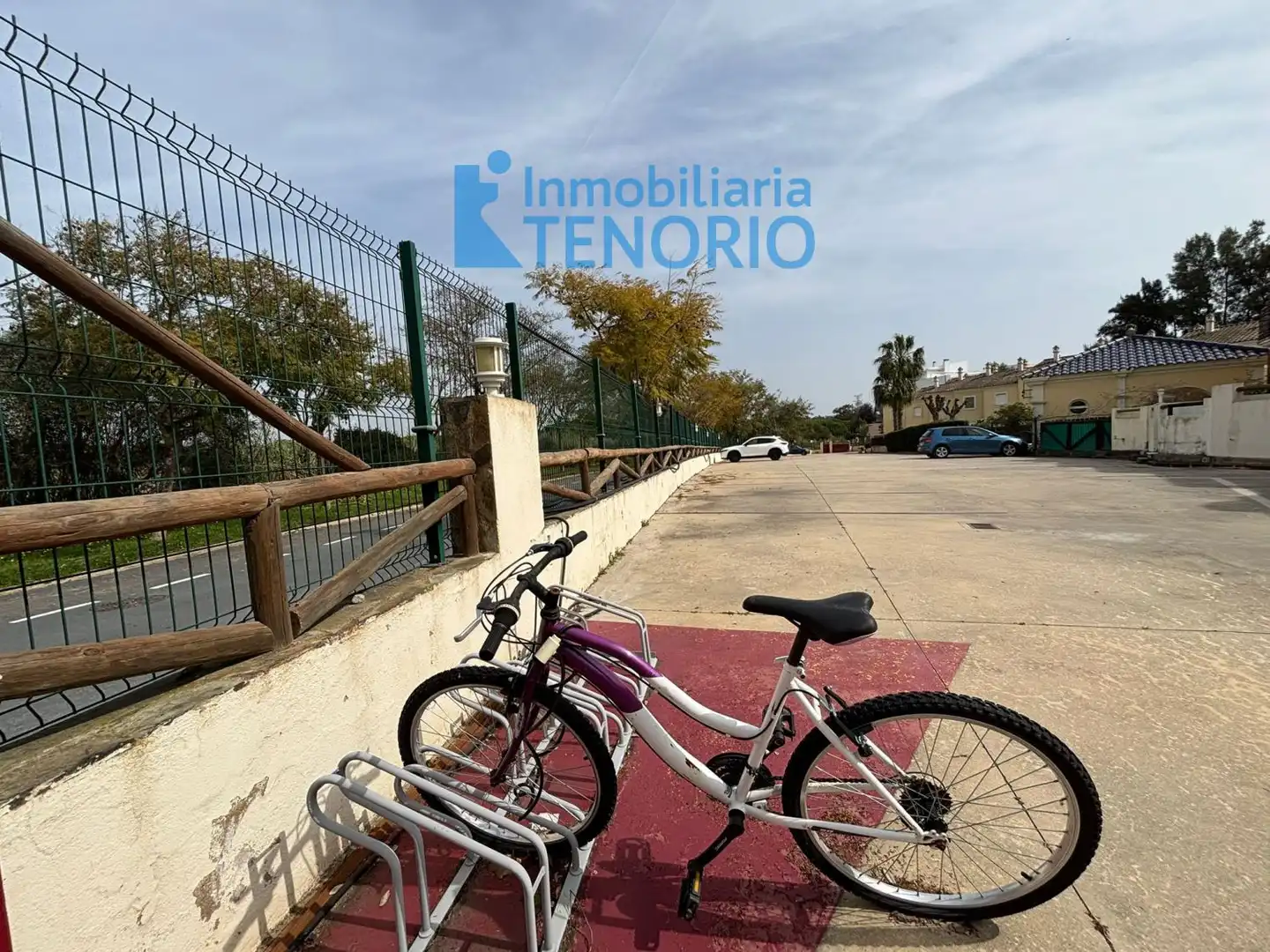 Vista exterior de Casa adosada en venta en Islantilla con Terraza, Trastero y Piscina comunitaria