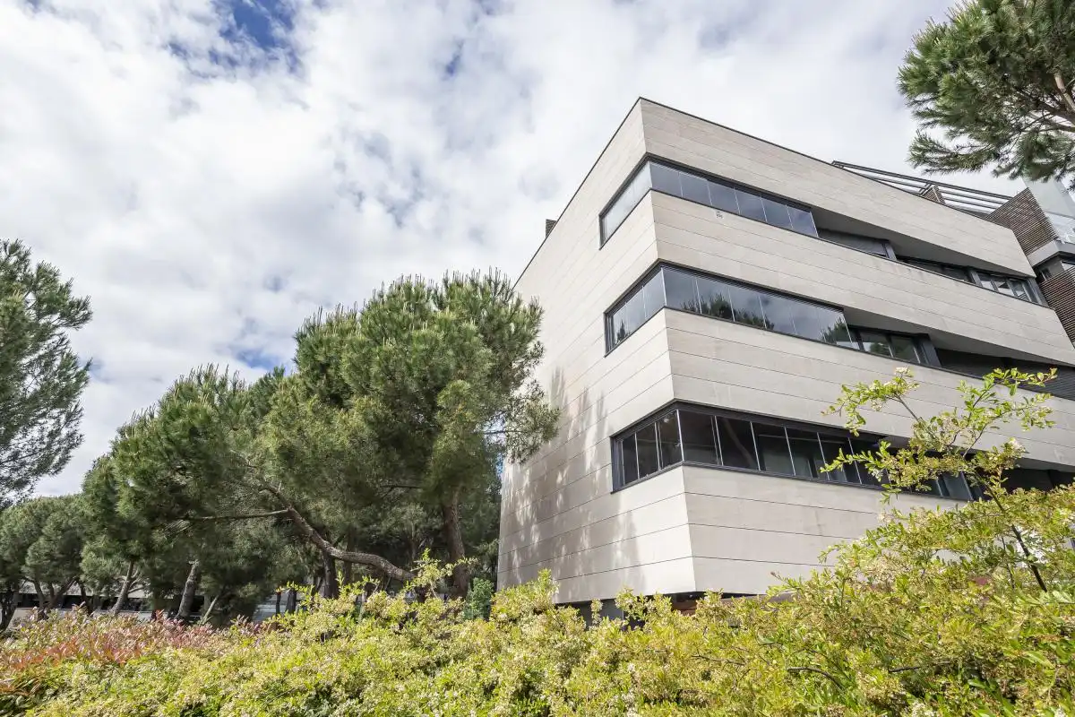 Vista exterior de Àtic en venda en Majadahonda amb Aire condicionat, Calefacció i Jardí privat