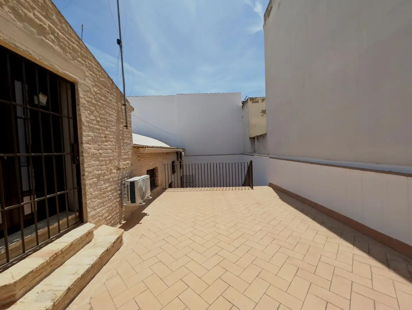 Vista exterior de Casa adosada en venda en Sanlúcar la Mayor amb Aire condicionat, Calefacció i Terrassa