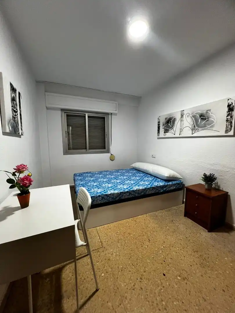 Bedroom of Flat for share in Rascanya