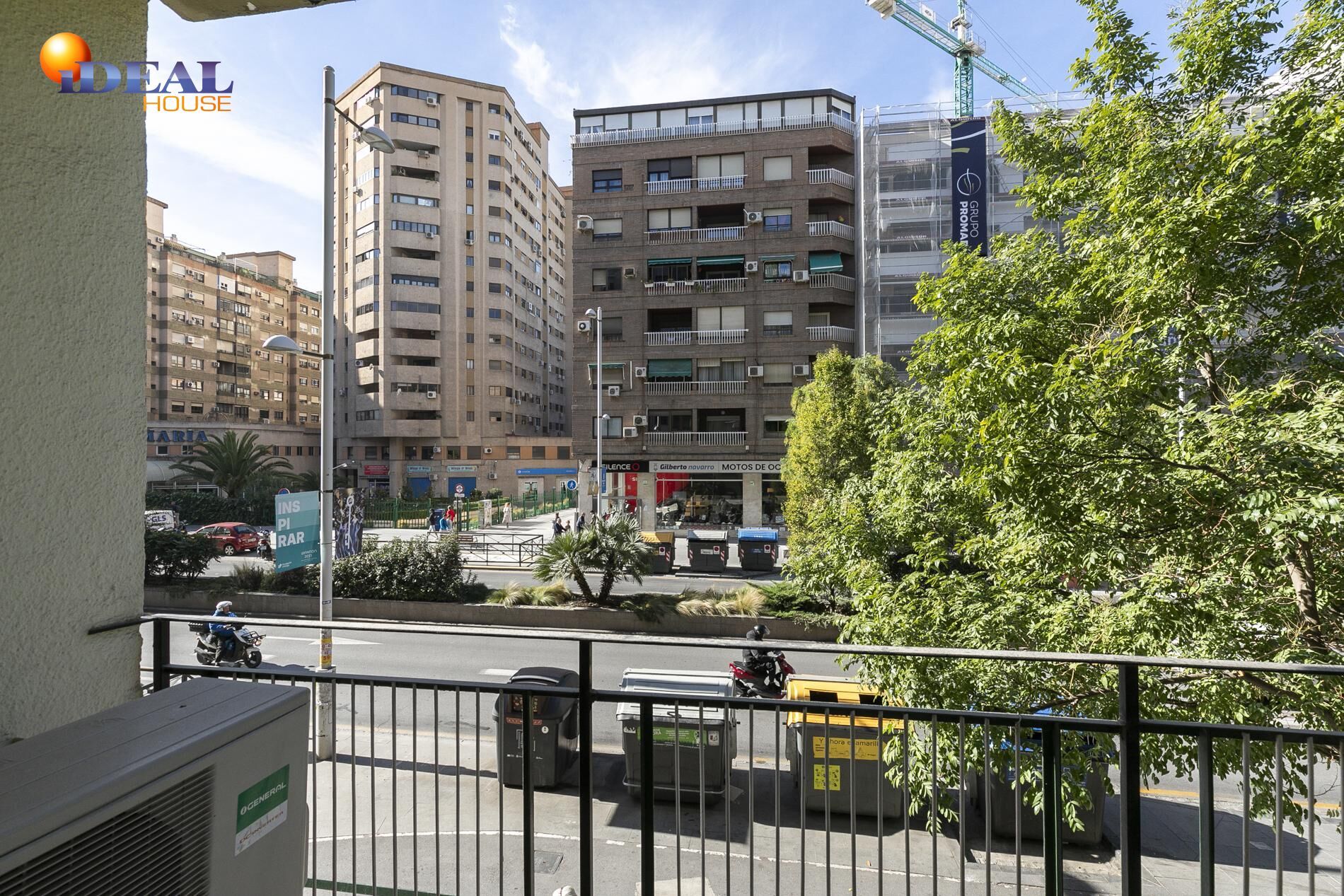 Vista exterior de Pis en venda en  Granada Capital amb Aire condicionat, Parquet i Balcó