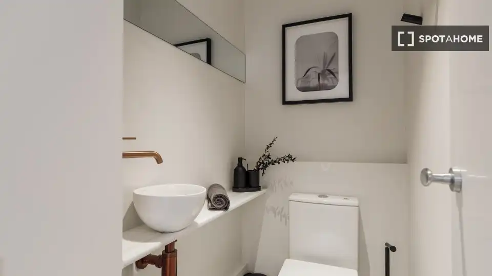 Baño de Piso de alquiler en Barcelona con Aire acondicionado, Calefacción y Amueblado