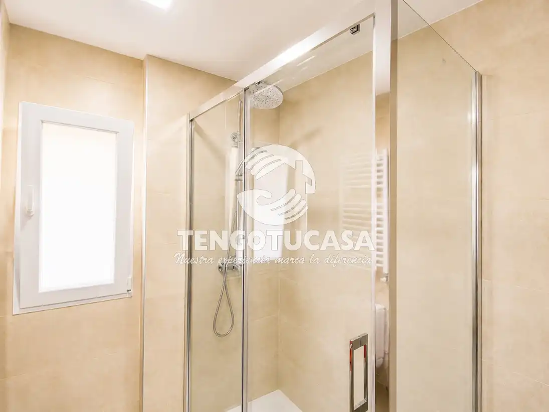 Badezimmer von Wohnung zum Verkauf in Madrid mit Klimaanlage, Heizung und Parkett