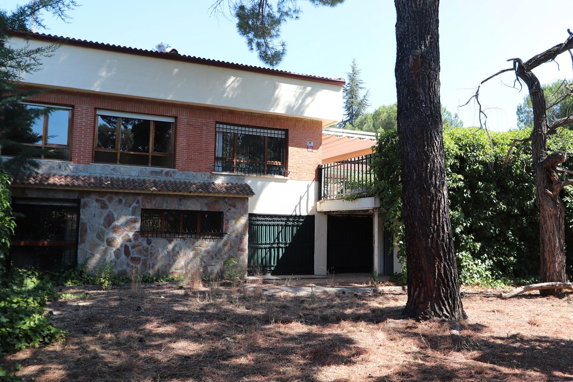 Vista exterior de Casa o xalet en venda en Hoyo de Manzanares amb Calefacció, Jardí privat i Terrassa