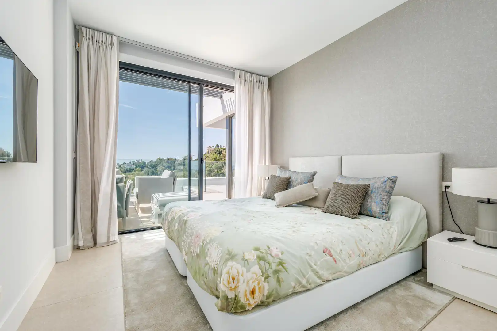Habitación de Apartamento en venta en Benahavís con Aire acondicionado, Calefacción y Jardín privado