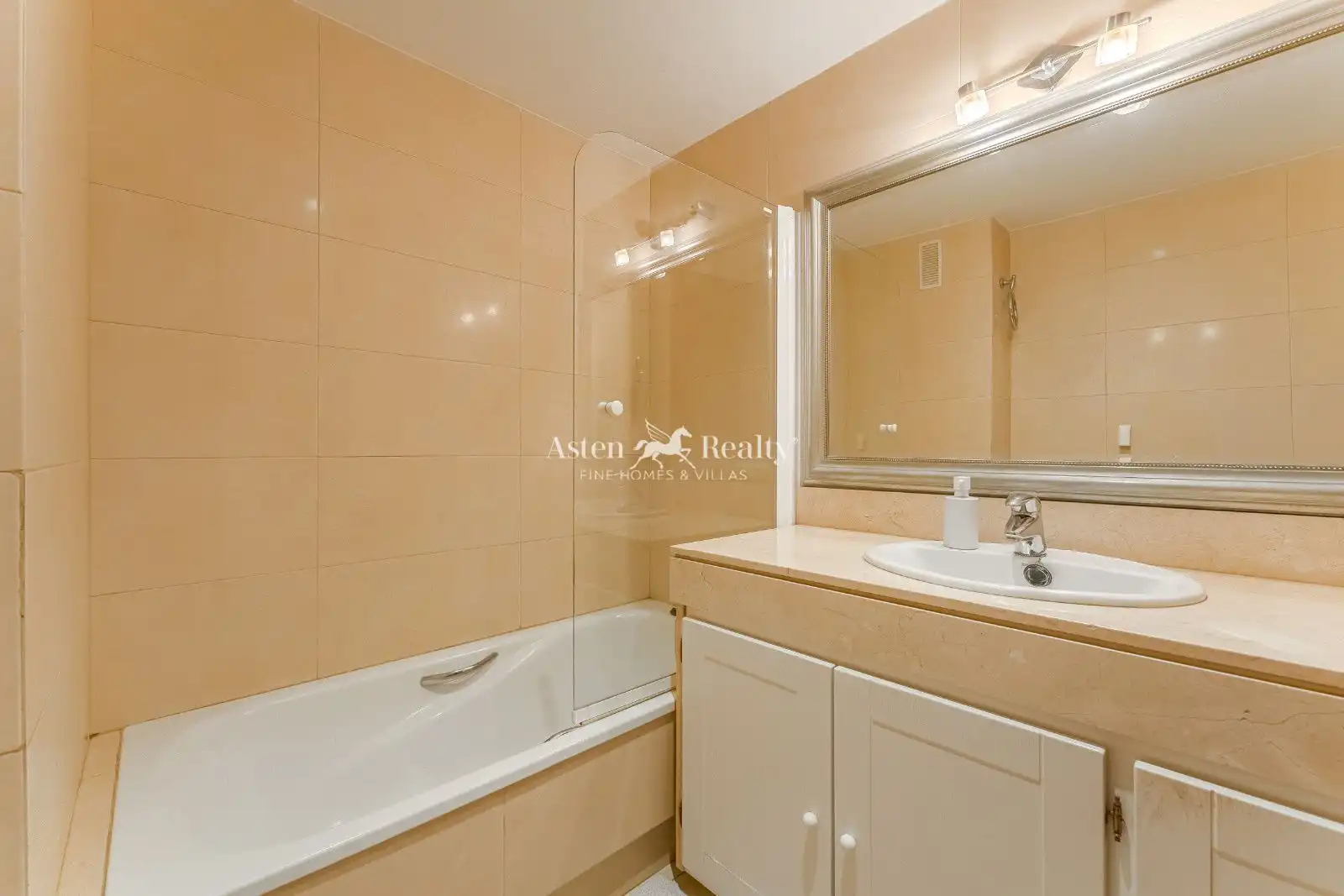 Badezimmer von Wohnung zum Verkauf in Santiago del Teide mit Klimaanlage, Privatgarten und Terrasse