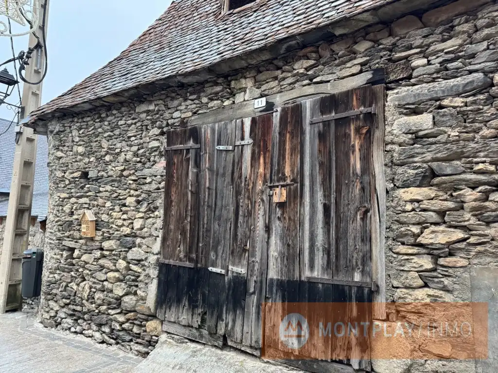 Exterior view of Detached homes for sale in Naut Aran