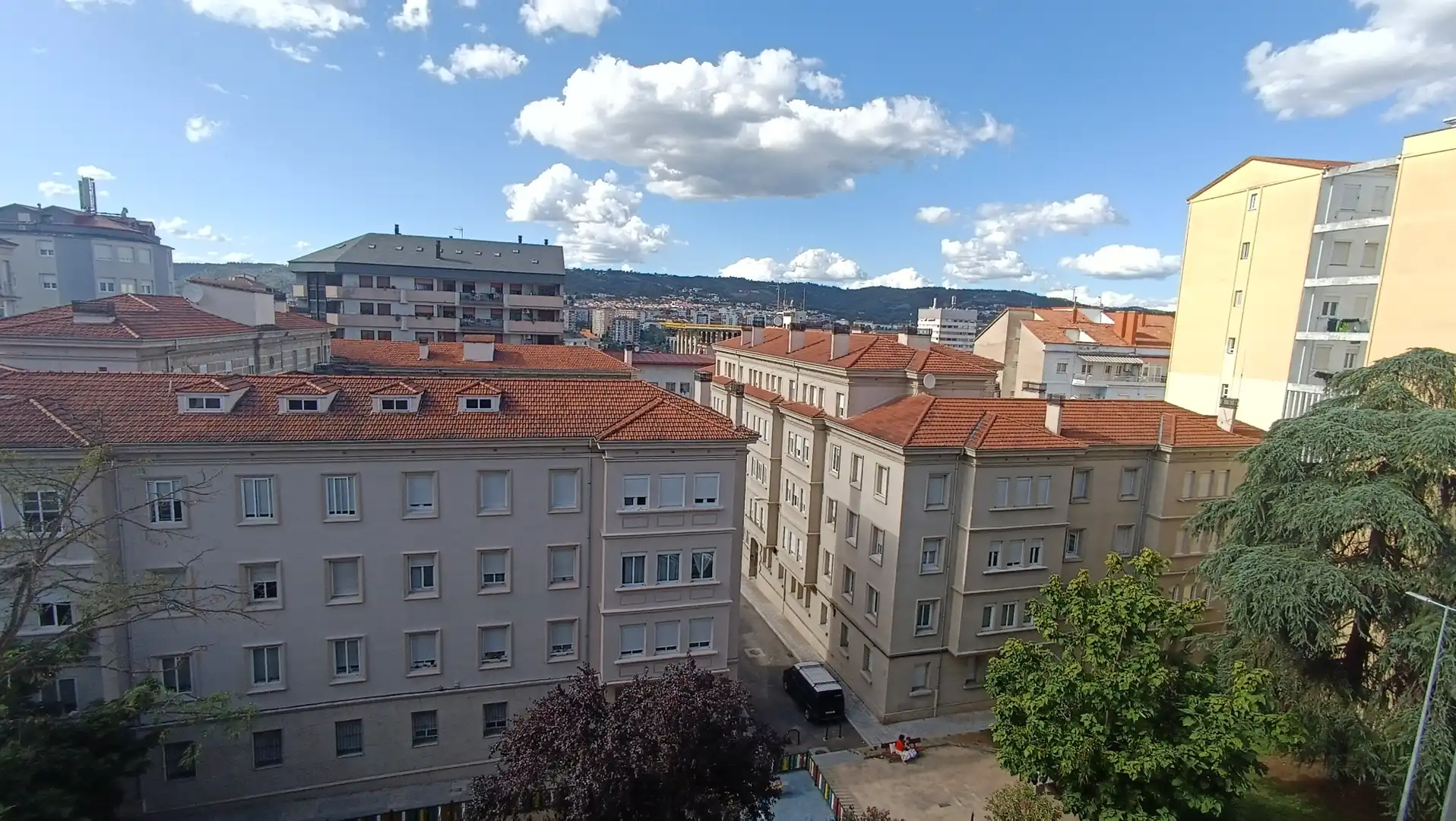 Vista exterior de Pis per a compartir en Ourense Capital  amb Calefacció, Parquet i Moblat