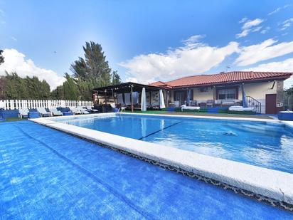 Schwimmbecken von Haus oder Chalet zum verkauf in Argamasilla de Calatrava mit Klimaanlage und Schwimmbad
