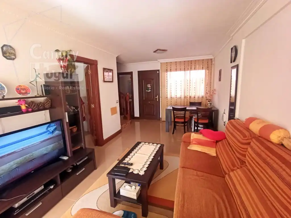 Sala d'estar de Casa adosada en venda en Adeje amb Aire condicionat, Jardí privat i Terrassa