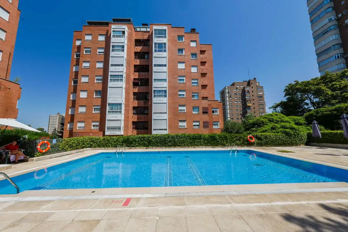 Piscina de Àtic de lloguer en Madrid amb Aire condicionat, Calefacció i Jardí privat
