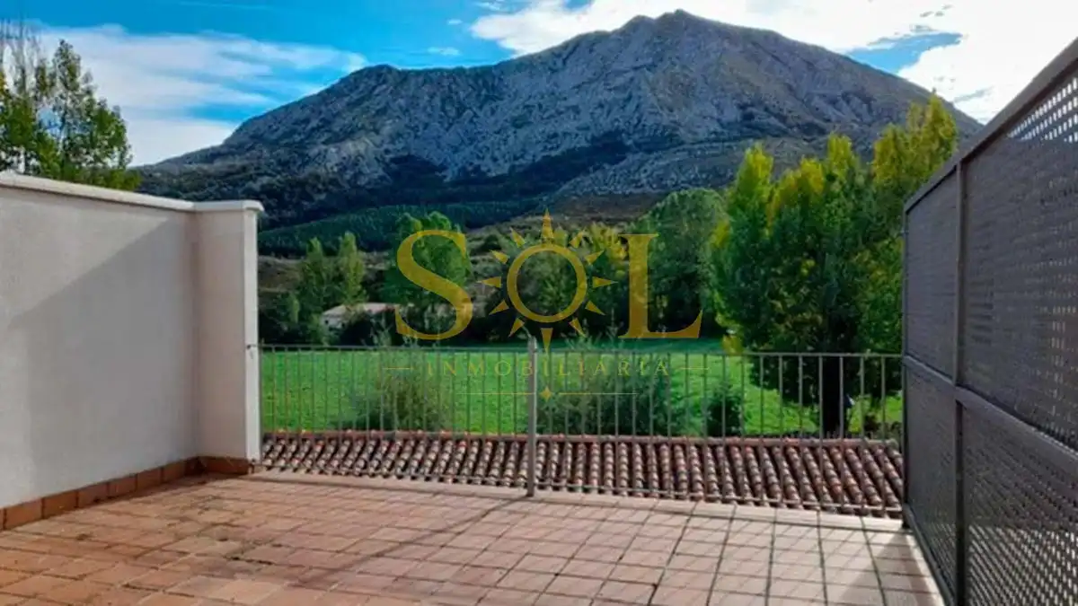 Vista exterior de Dúplex en venta en Puebla de Lillo con Calefacción, Parquet y Terraza
