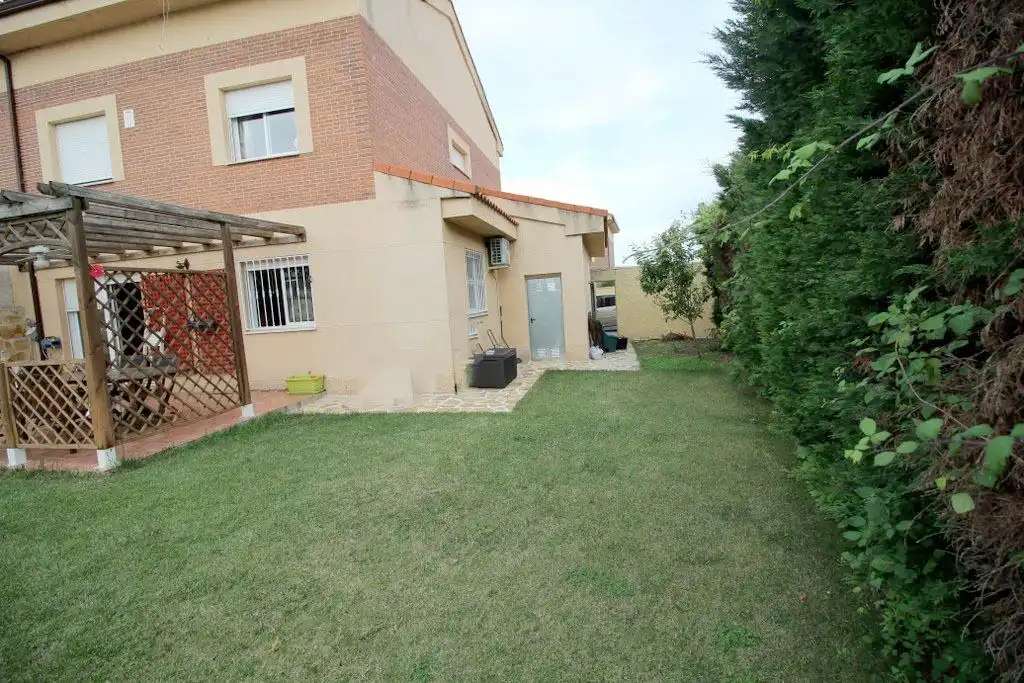 Jardín de Casa o chalet en venta en Alovera con Aire acondicionado, Calefacción y Piscina comunitaria
