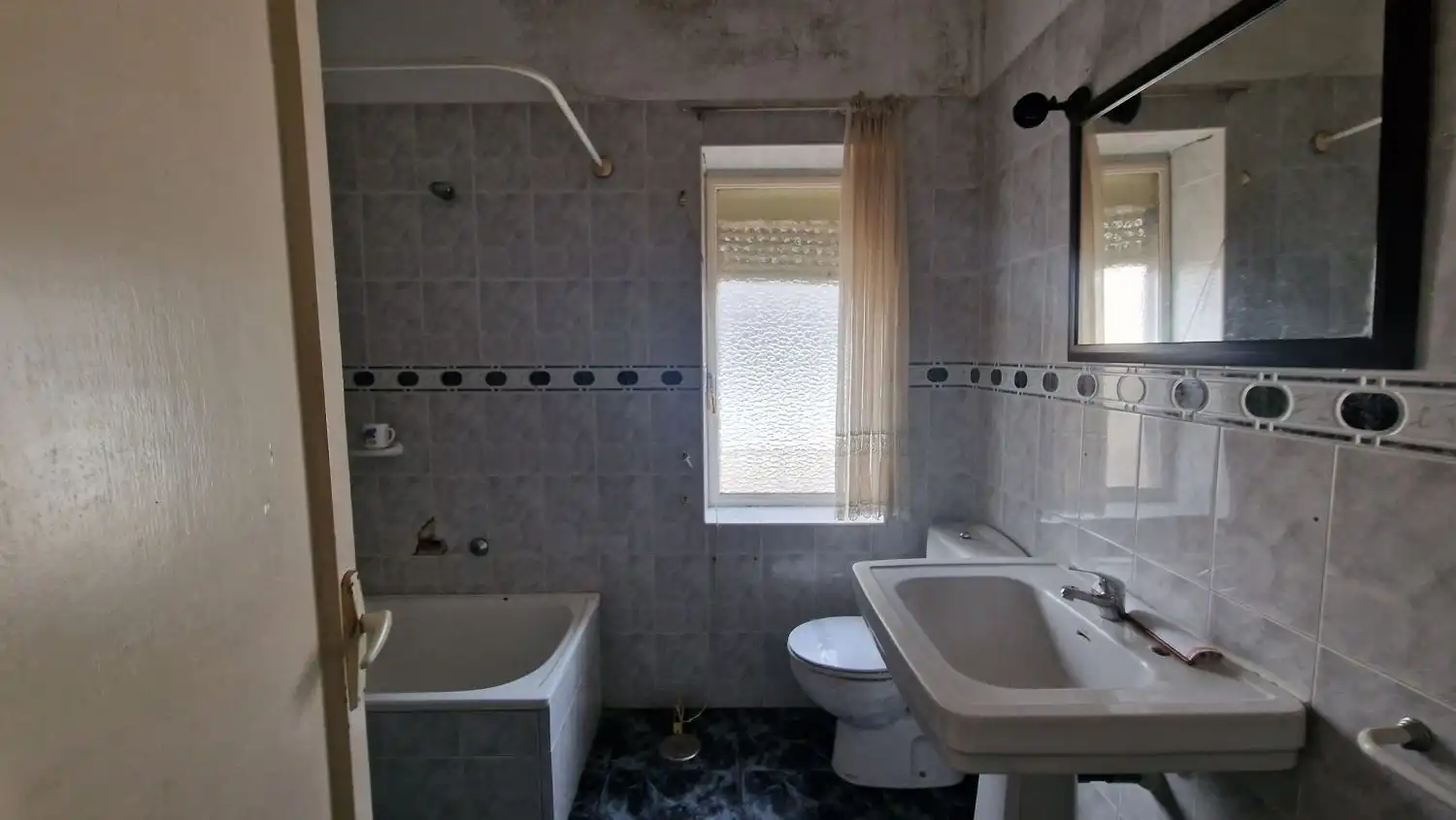 Bany de Casa o xalet en venda en Torrelavega  amb Terrassa, Traster i Balcó
