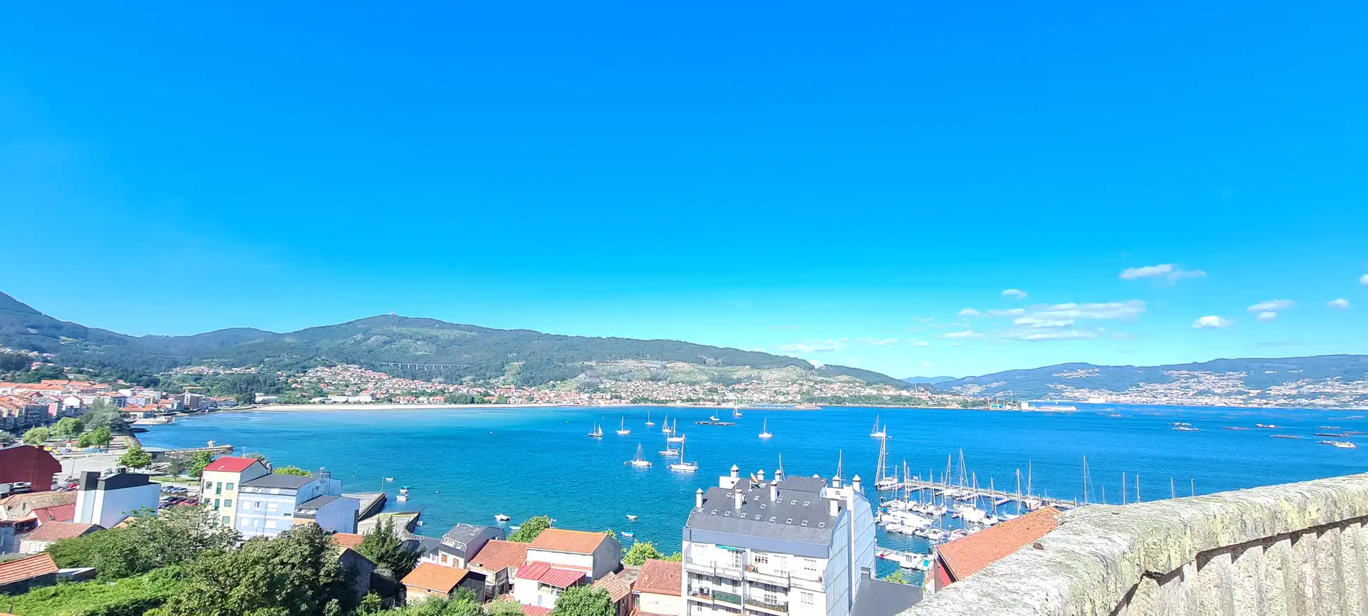 Vista exterior de Apartament en venda en Moaña amb Calefacció, Jardí privat i Parquet