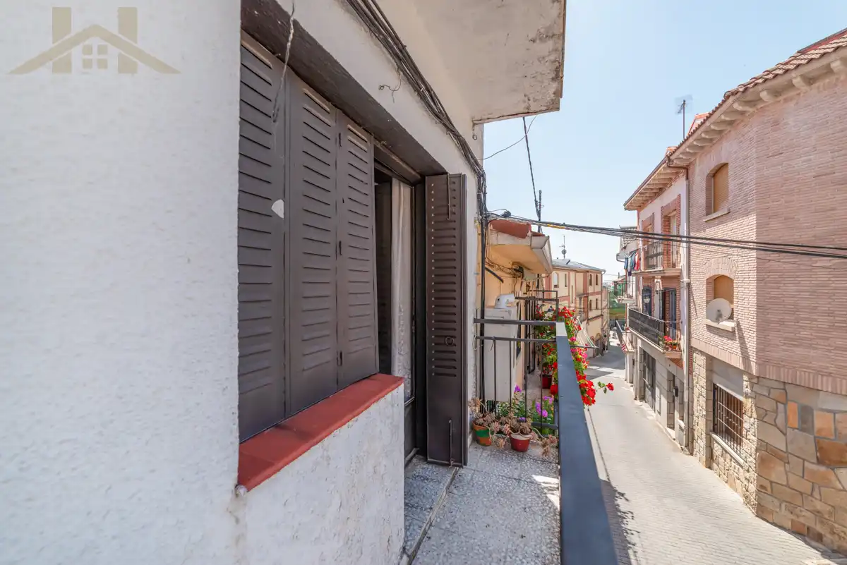 Vista exterior de Casa adosada en venda en Miraflores de la Sierra amb Calefacció i Balcó