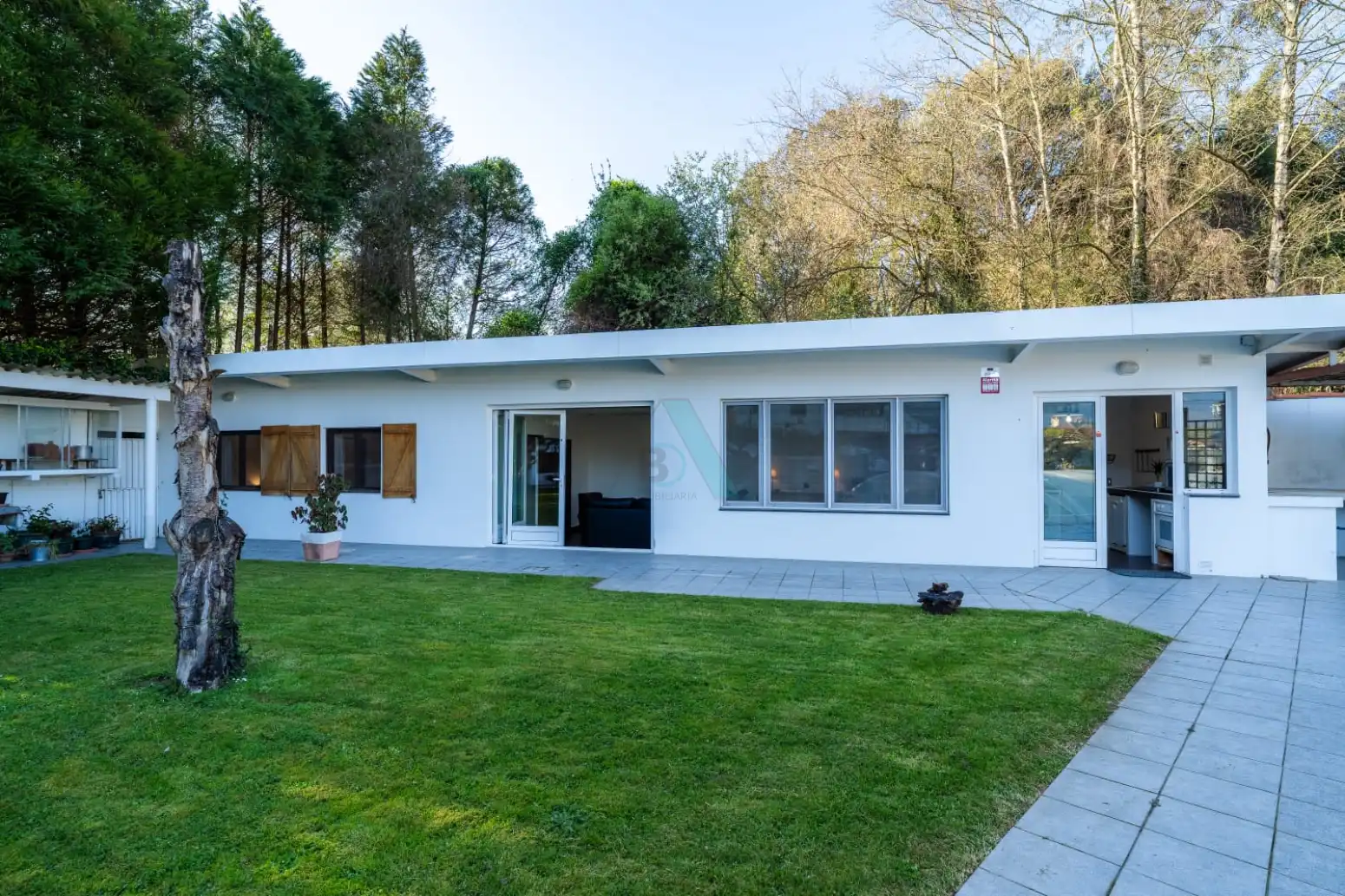 Vista exterior de Casa o xalet en venda en Llanes amb Jardí privat, Terrassa i Piscina