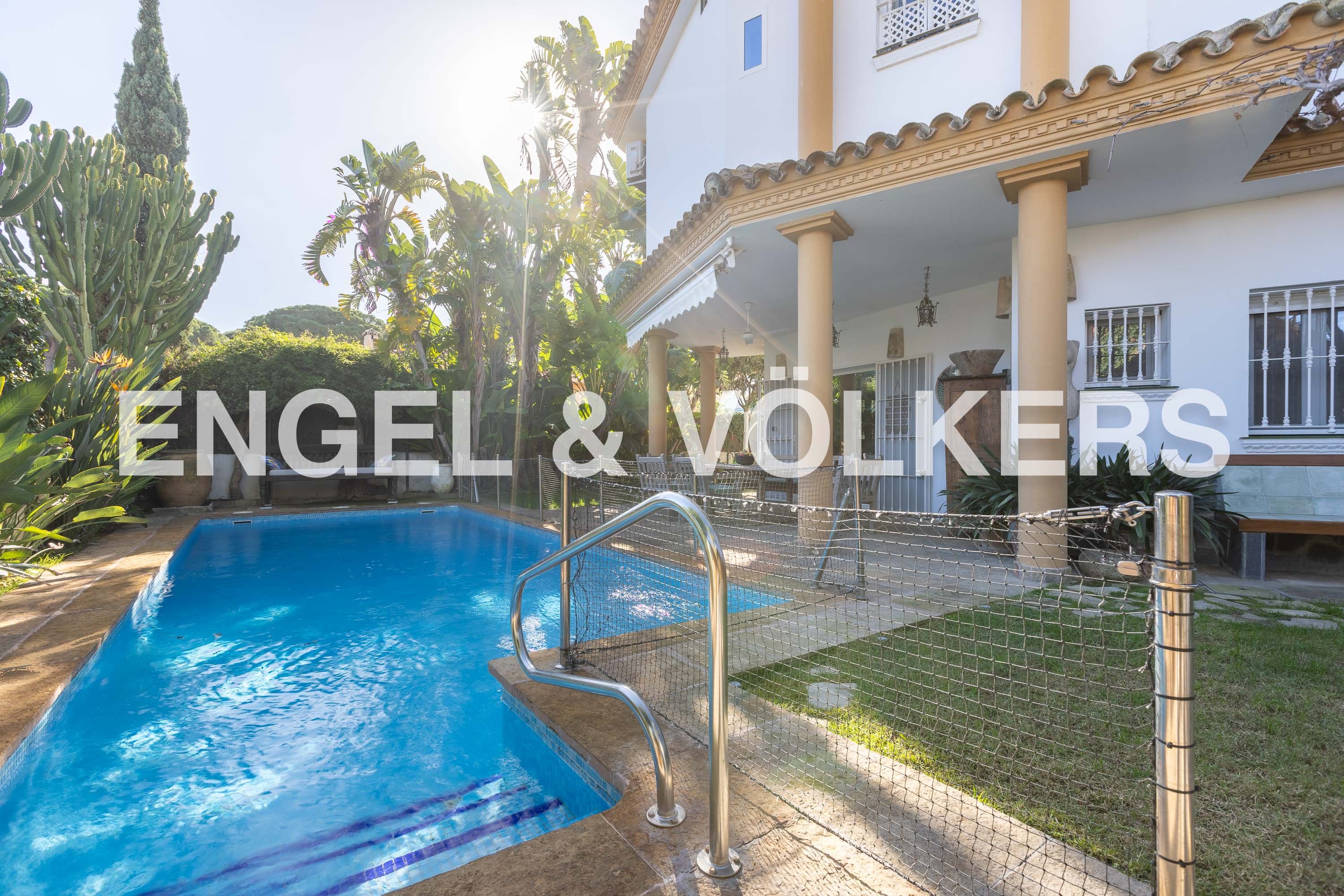 Exterior view of House or chalet for sale in El Puerto de Santa María  with Air Conditioner, Heating and Private garden