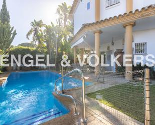Vista exterior de Casa o xalet en venda en El Puerto de Santa María amb Aire condicionat, Calefacció i Jardí privat