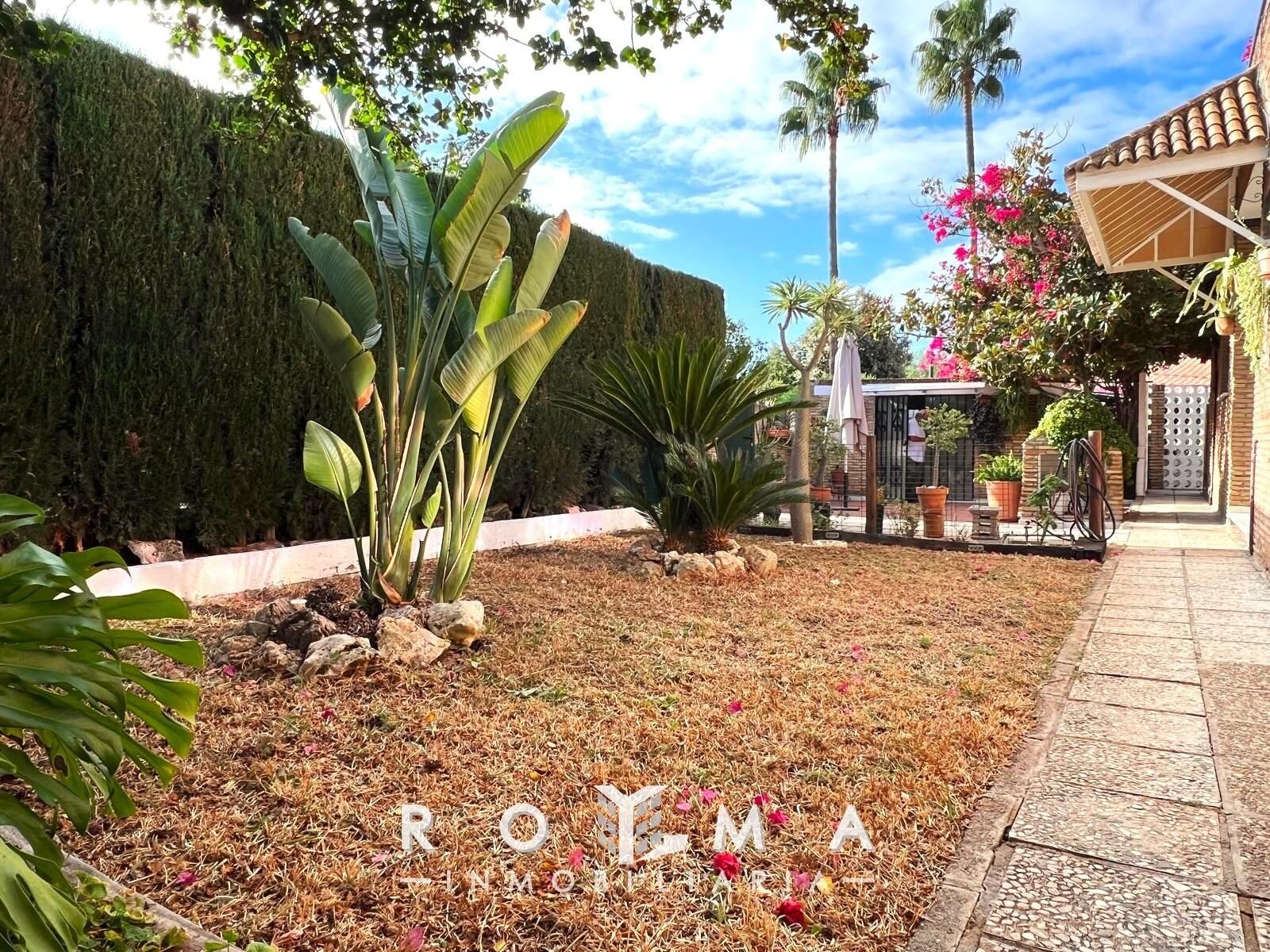 Vista exterior de Casa o xalet en venda en Alcalá de Guadaira amb Aire condicionat, Jardí privat i Terrassa