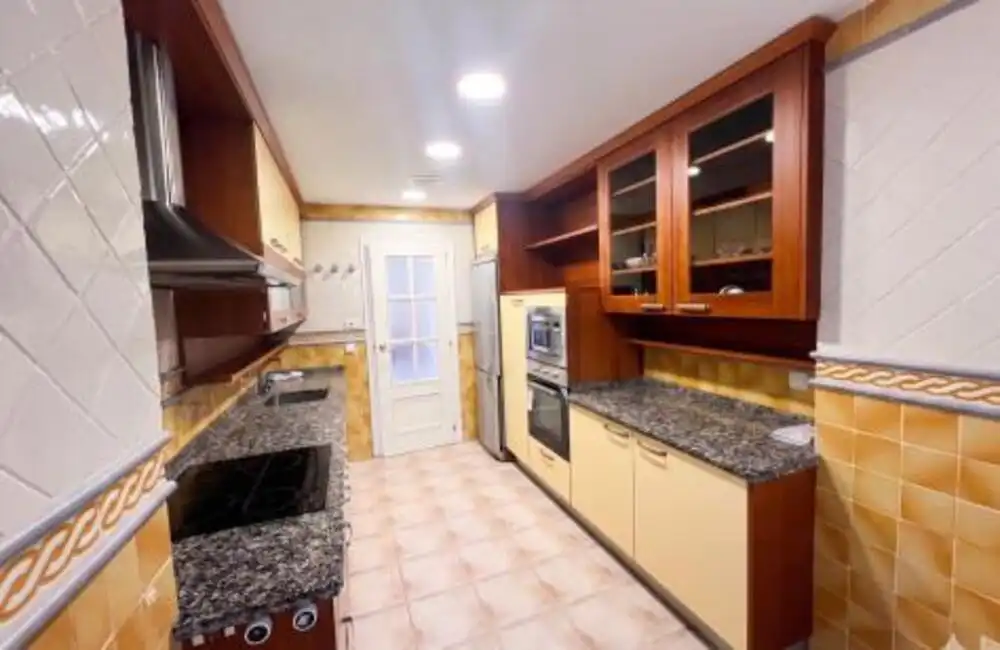 Cuina de Apartament de lloguer en Marbella amb Aire condicionat, Terrassa i Moblat