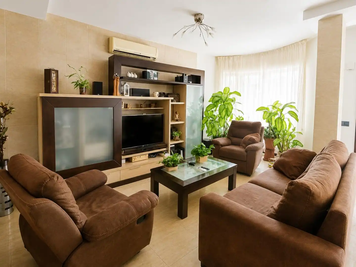 Sala d'estar de Casa o xalet en venda en El Campello amb Aire condicionat, Jardí privat i Terrassa