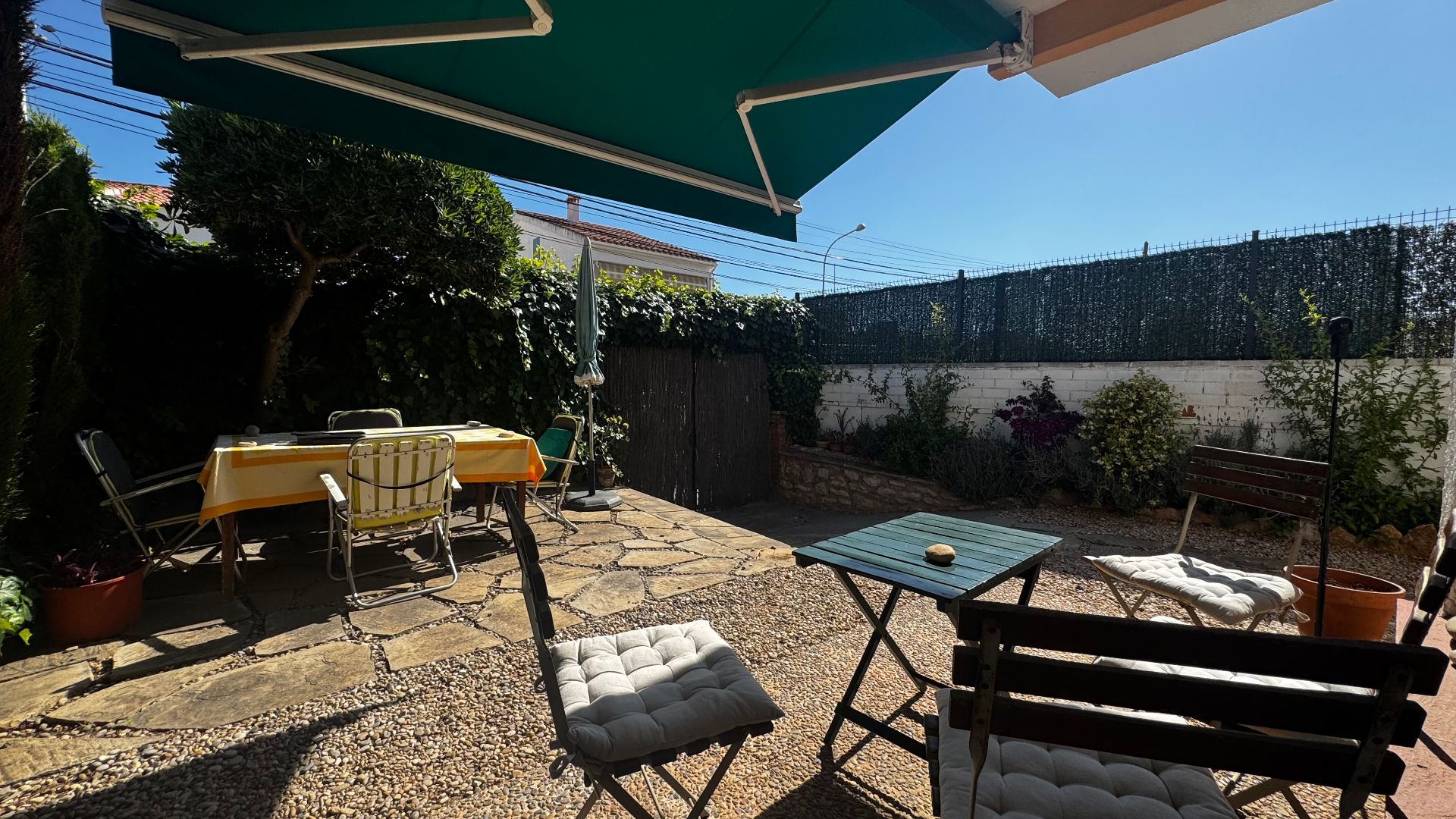 Terrasse von Einfamilien-Reihenhaus miete in Torredembarra mit Klimaanlage, Heizung und Privatgarten