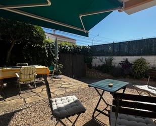 Terrasse von Einfamilien-Reihenhaus miete in Torredembarra mit Klimaanlage, Heizung und Privatgarten