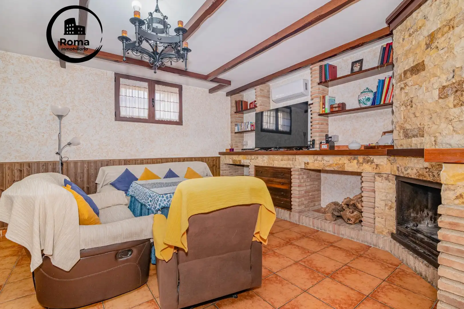 Sala de estar de Casa adosada en venta en La Zubia con Aire acondicionado, Calefacción y Piscina