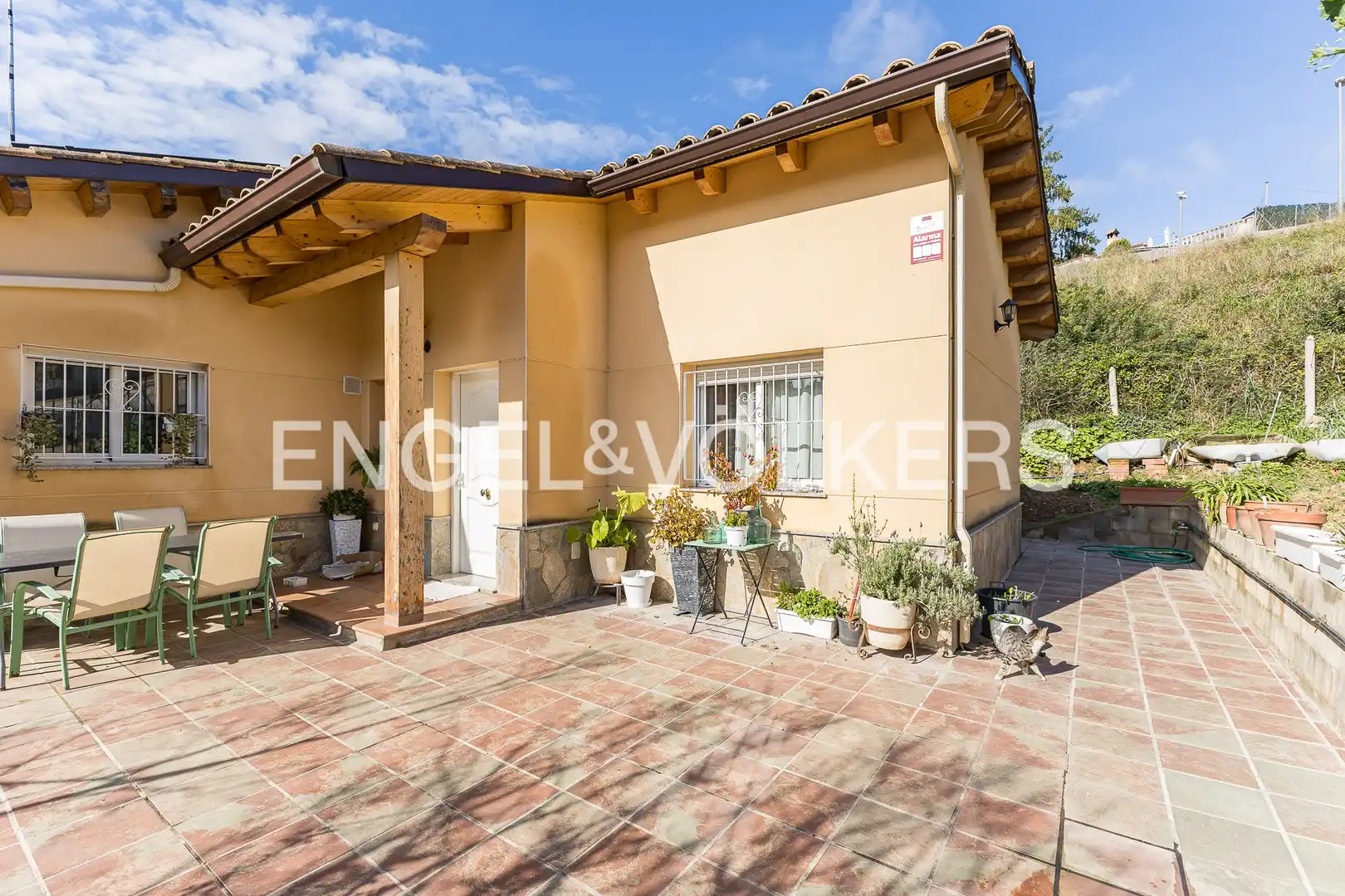 Vista exterior de Casa o xalet en venda en Rubí amb Calefacció, Jardí privat i Parquet