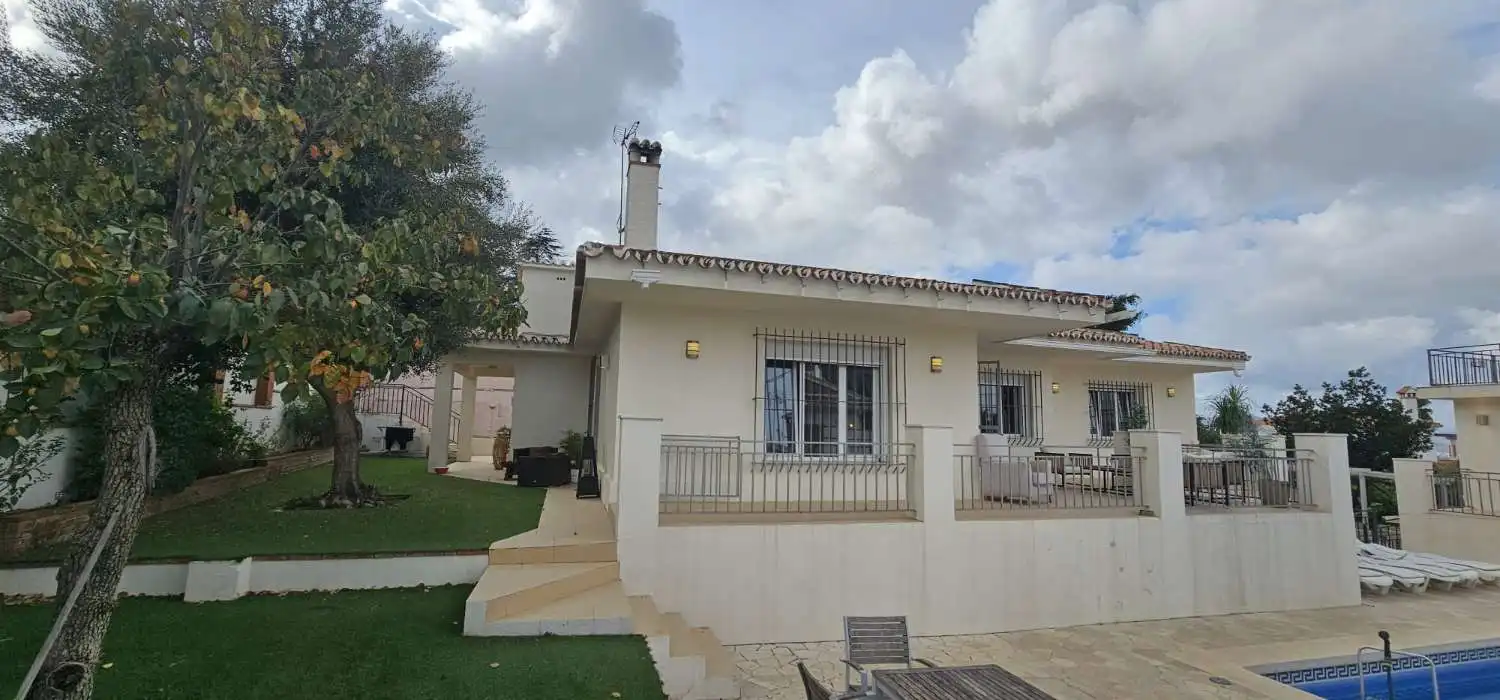 Vista exterior de Casa o xalet en venda en Alhaurín de la Torre amb Aire condicionat, Calefacció i Parquet