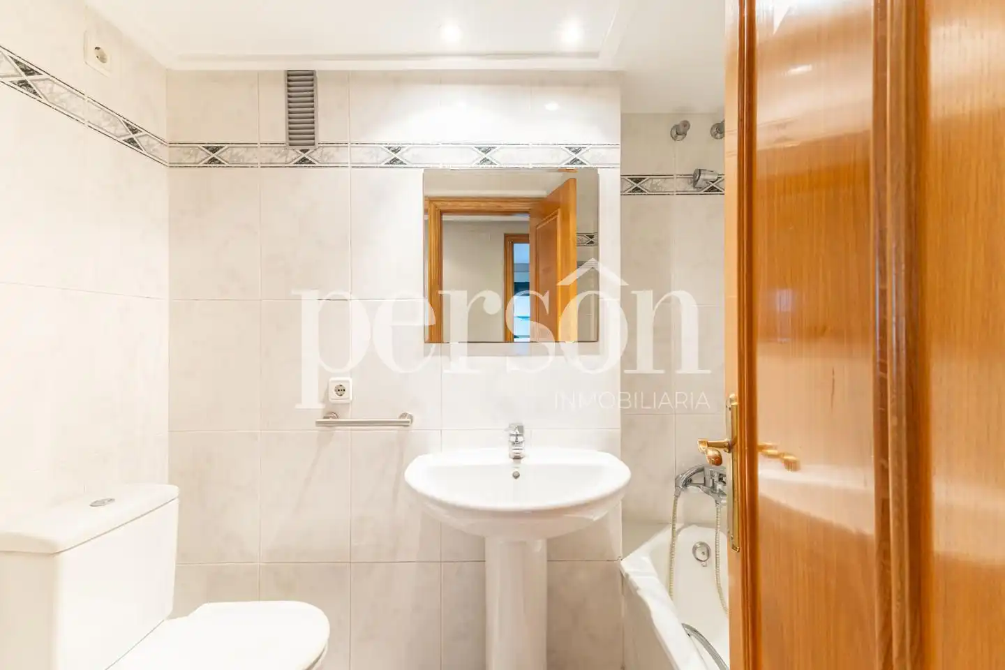 Bathroom of Flat for rent in Valencia  with Air Conditioner, Terrace and Furnished